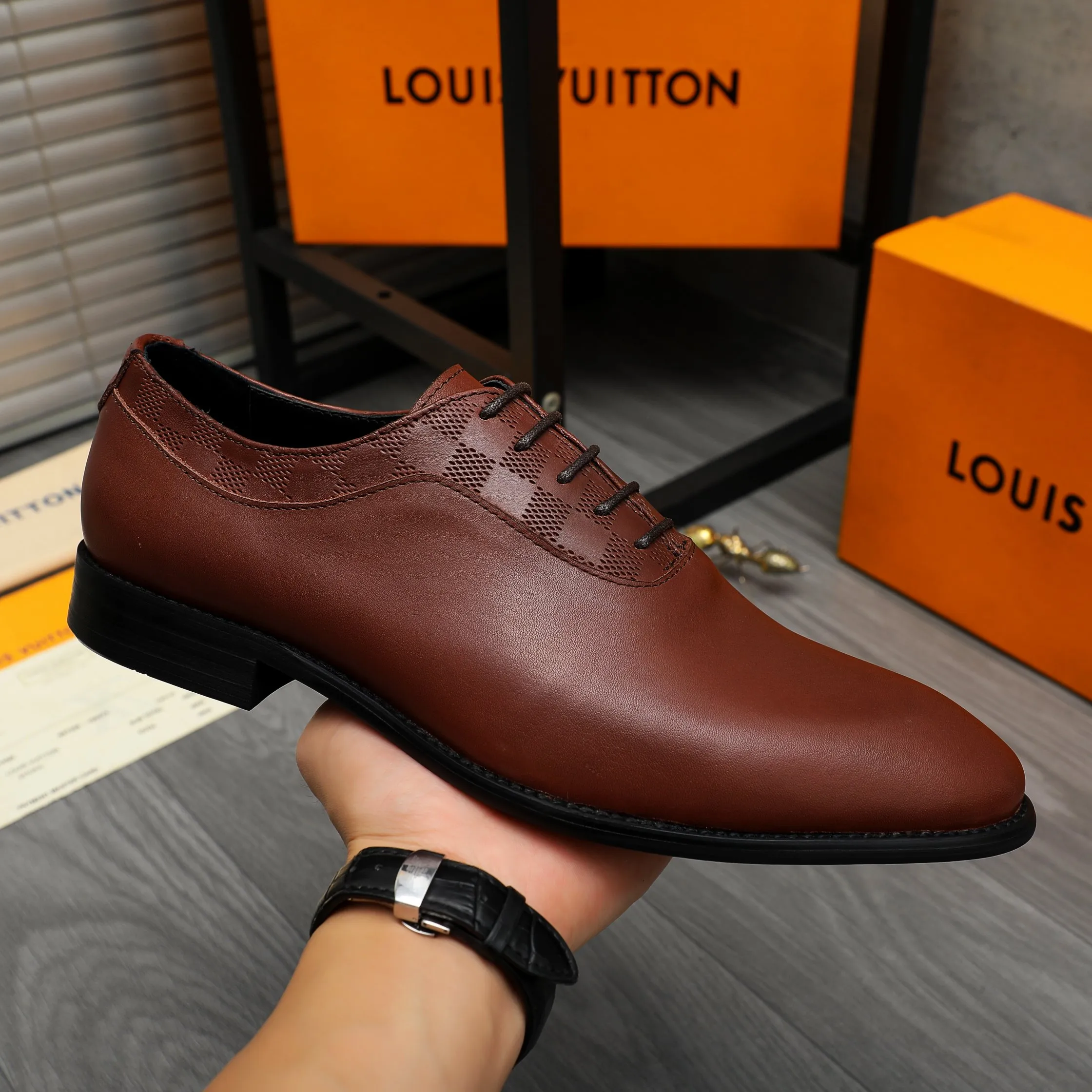 Men's shoes 💰p460 Product trademark: LV (Louis Vuitton) business lace-up leather shoes True size: 39-44 Product materials: Selected high-quality cowhide stitching classic embossed upper, cowhide lining, original rubber outsole